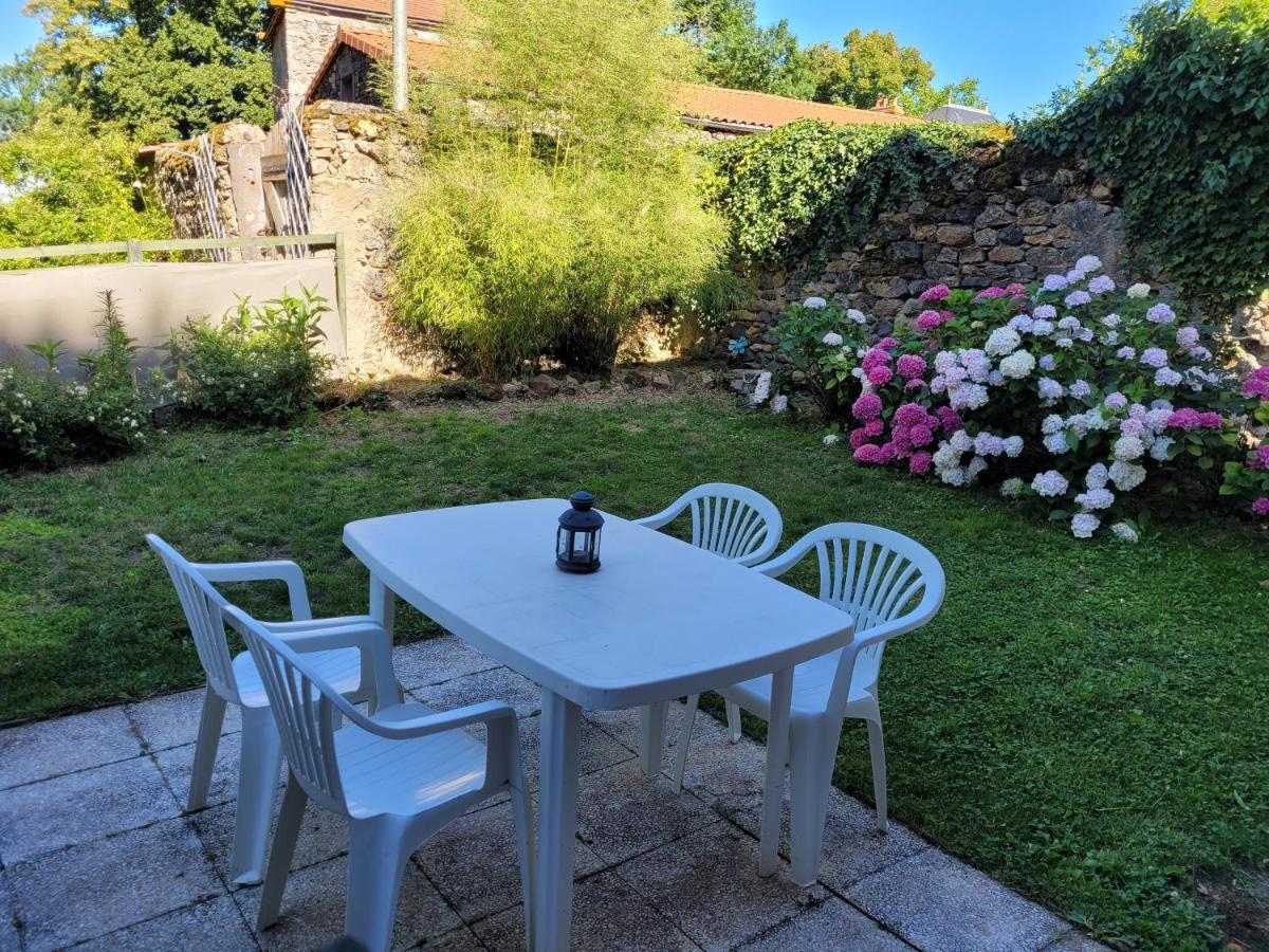 Gites Le Vieux Vinzelles Volvic Exteriör bild